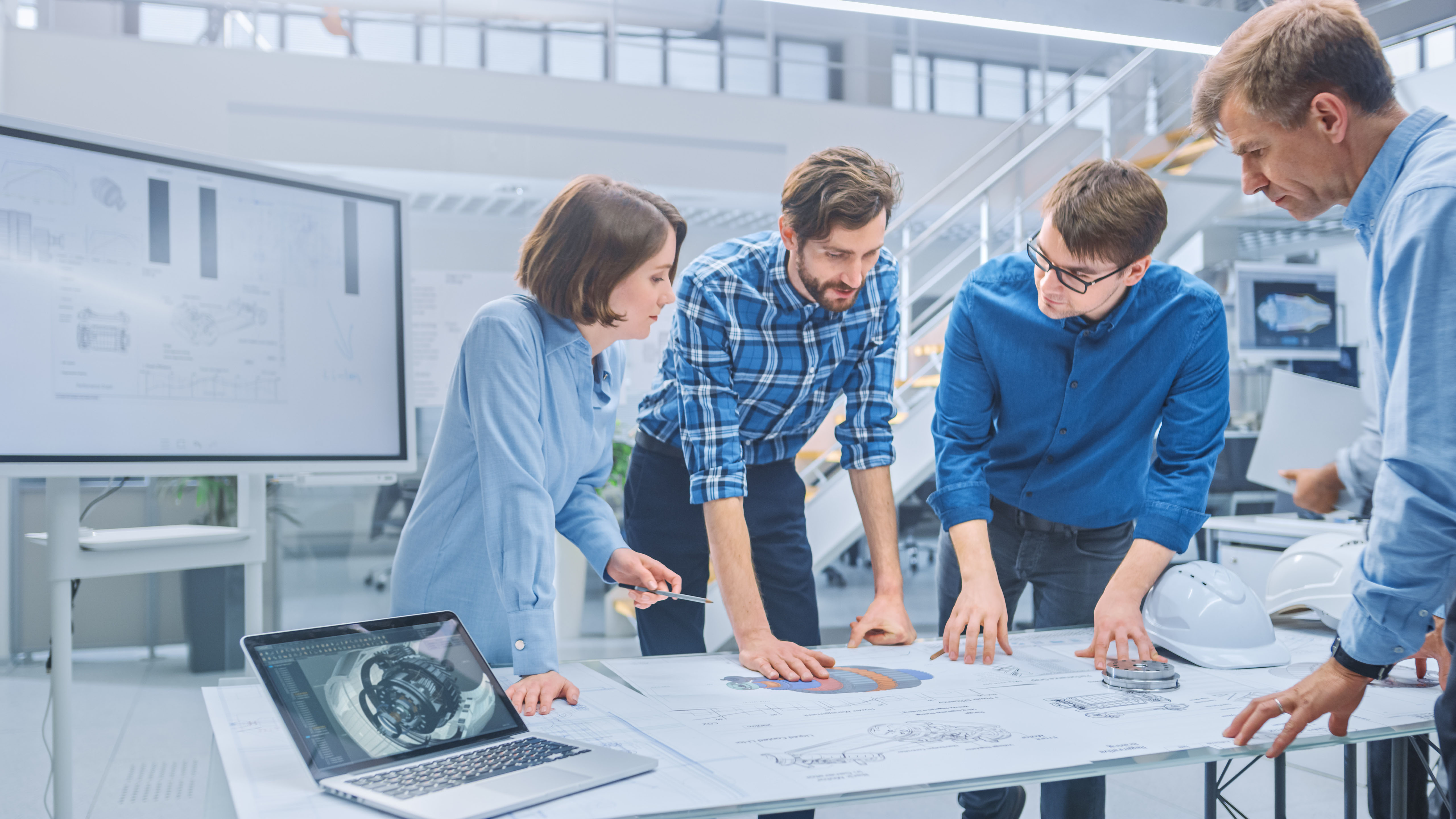 Ingenieursteam stimmt sich über ein technisches Projekt ab